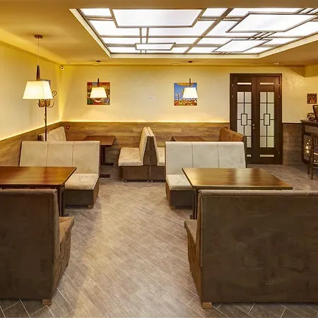 Three Crowns Hotel *