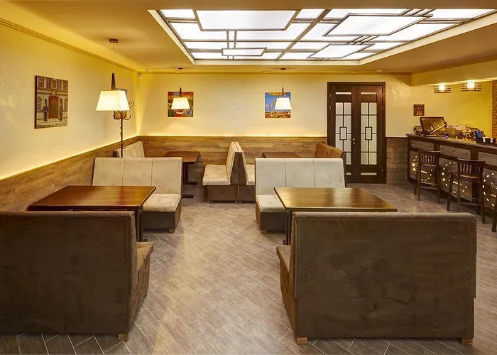 Three Crowns Hotel *